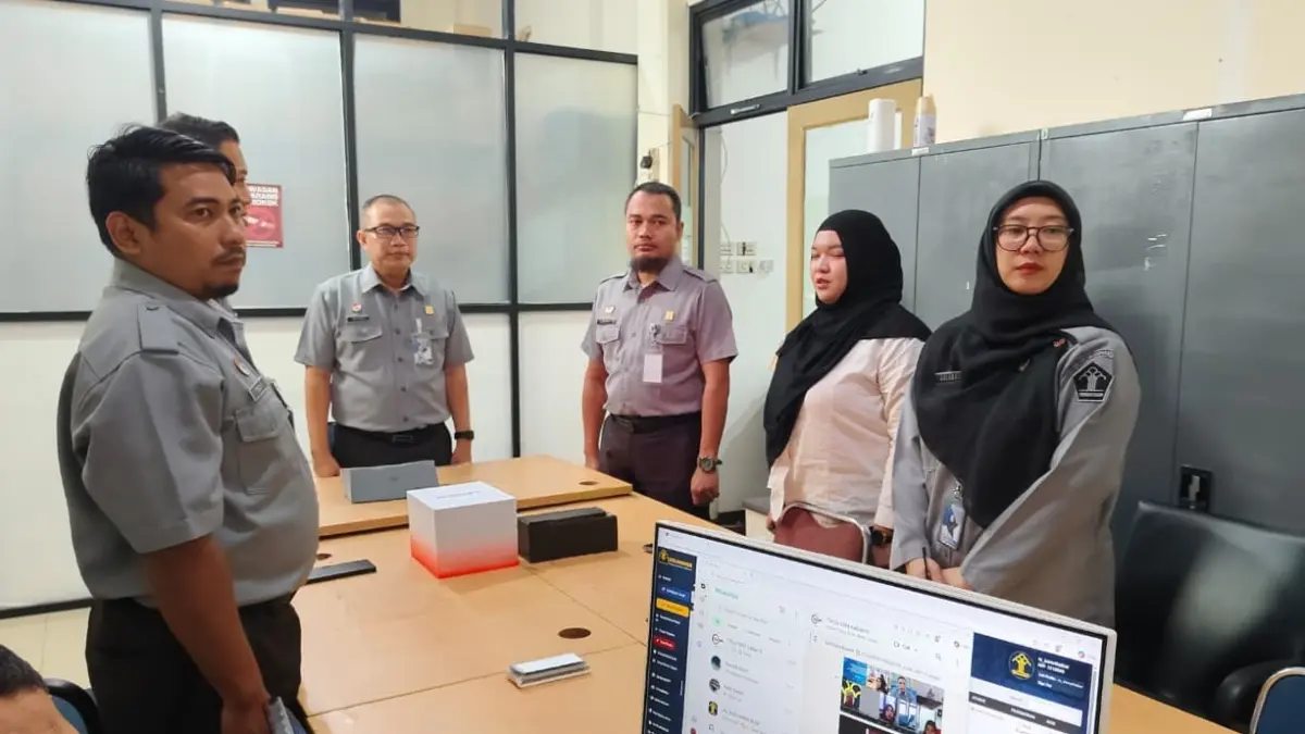 Tinjau Kesiapan Layanan Keimigrasian, Kakanwil Imigrasi Kalbar Pantau Arus Mudik di Bandara Supadio
